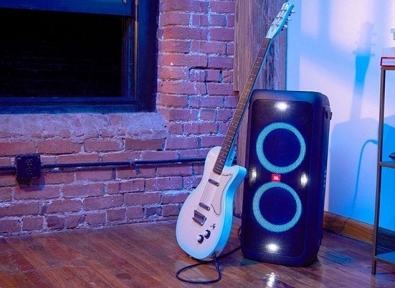 Loa kéo kết nối với đàn guitar